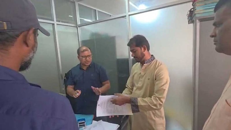 ঘুষ নেওয়ার অভিযোগ, ওয়েজ আর্নার্স বোর্ড ও প্রবাসীকল্যাণ ব্যাংকের ৩ কর্মচারী বরখাস্ত
