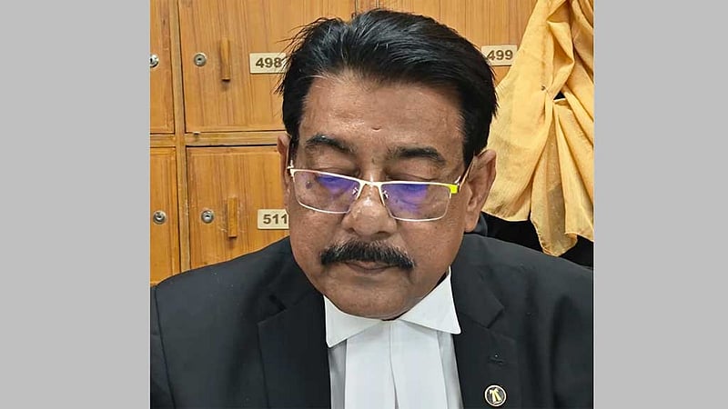 বিচারককে ‘ম্যানেজ করে রায় পক্ষে আনার’ আশ্বাস দিয়ে ৫ কোটি টাকা আত্মসাতের অভিযোগ