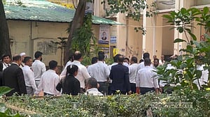 আদালতে আওয়ামীপন্থি আইনজীবীদের মানববন্ধন, সরিয়ে দিল বিএনপিপন্থিরা