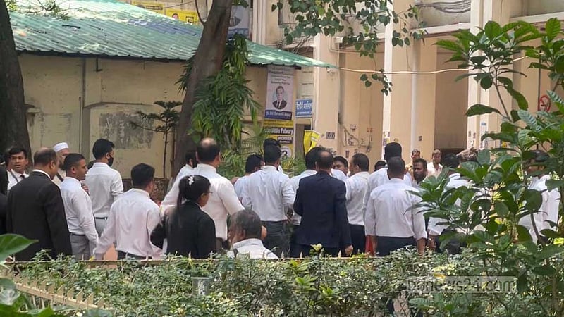 আদালতে আওয়ামীপন্থি আইনজীবীদের মানববন্ধন, সরিয়ে দিল বিএনপিপন্থিরা
