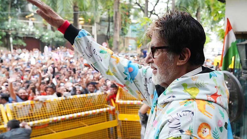 সপ্তাহে একটি কাজ বাধ্যতামূলক, নিরাপত্তারক্ষীদের জন্য অমিতাভের যে নির্দেশ