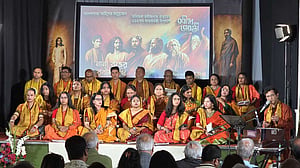 ‘নিজস্ব সৃষ্টিতে বিশ্ব জগতের হয়ে ওঠেন রবীন্দ্রনাথ’: লন্ডনে ‘আনন্দধারা আর্টসের’ পরিবেশনা