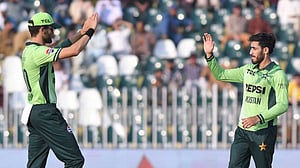অভিষেকে ৫ উইকেট নিয়ে মিনহাসের অনন্য কীর্তি