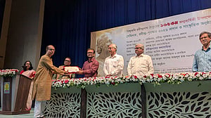 বাংলা একাডেমির ‘রবীন্দ্র পুরস্কার’ পেলেন নৃপেন্দ্রলাল দাশ ও বুলবুল ইসলাম