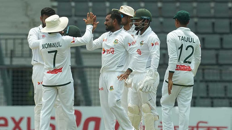 তাইজুলের শেষের দুই উইকেটে চালকের আসনে বাংলাদেশ
