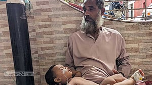 ‘এখানে বেড ফাঁকা নাই তাই ভর্তি নিচ্ছে না’: শিশু সন্তানকে বাঁচাতে মায়ের আকুতি