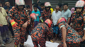 বরিশালের বাসচাপায় সন্তানসহ দম্পতির মৃত্যু