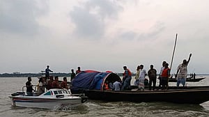 বরিশালে ঝড়ের কবলে ট্রলার ডুবি, তিনজন নিখোঁজ