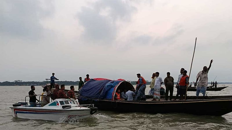 বরিশালে ঝড়ের কবলে ট্রলার ডুবি, তিনজন নিখোঁজ
