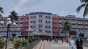 রোগীর মৃত্যু ঘিরে বরিশাল মেডিকেলে সংঘর্ষ, ইন্টার্নদের কর্মবিরতি