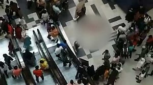 বসুন্ধরা সিটি শপিং মলের ৭ তলা থেকে লাফিয়ে যুবকের মৃত্যু