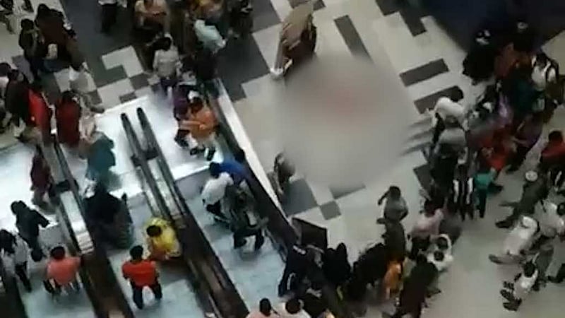 বসুন্ধরা সিটি শপিং মলের ৭ তলা থেকে লাফিয়ে যুবকের মৃত্যু
