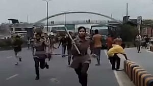 বাউনিয়া বস্তি: সকালে উচ্ছেদে গিয়ে হামলায় পিছু হটা পুলিশ বিকালে মারমুখী