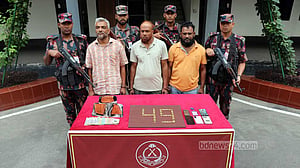যশোরে প্রাইভেট কারে লুকানো ছিল তিন কেজি স্বর্ণ, আটক ৩