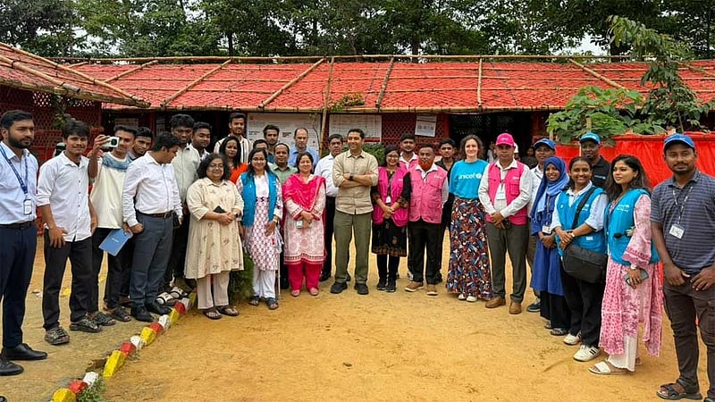 রোহিঙ্গাশিবিরে ববি হাজ্জাজ: ‘সংকটেও শিশুদের শিক্ষার সুযোগ থাকা গুরুত্বপূর্ণ’