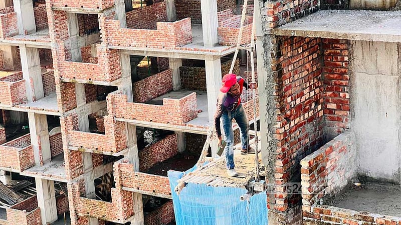 নির্মাণ খাতে ঝুঁকি যত, সুযোগ-সুবিধা তত নয়