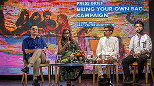 শুধু ব্যাগ নয়, টেকসই জীবনযাত্রার বার্তায় আড়ং