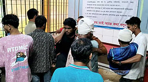 ঝড়ে হেলে পড়া গাছে ধাক্কা, ব্রাহ্মণবাড়িয়ায় ট্রেনের ছাদ থেকে পড়ে আহত ৮