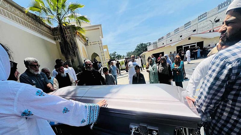 যুক্তরাষ্ট্রে বৃষ্টির জানাজায় শিক্ষক, সহপাঠীরা