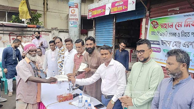 চাঁদপুরে আহত অটোরিকশা চালক ও নিহতদের পরিবারকে সহায়তা