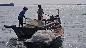নিষেধাজ্ঞা শেষে হতাশা: চাঁদপুর মাছঘাট ফাঁকা, খালি হাতে ফিরছেন জেলেরা