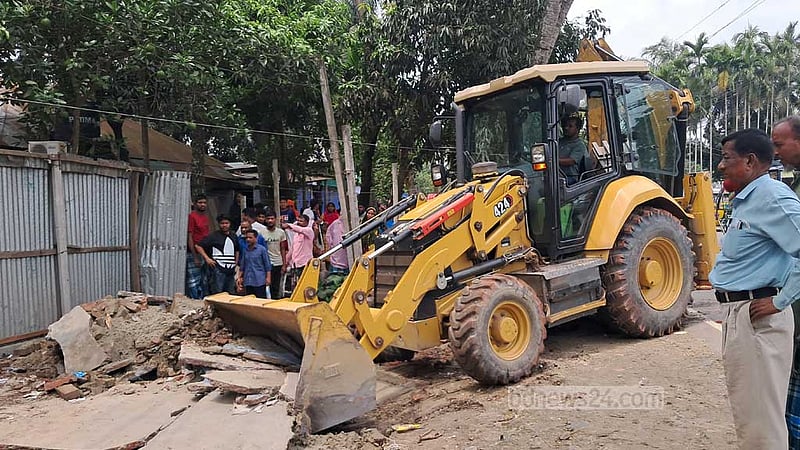 চাঁদপুর-কুমিল্লা আঞ্চলিক সড়কের দুই পাশে উচ্ছেদ অভিযান