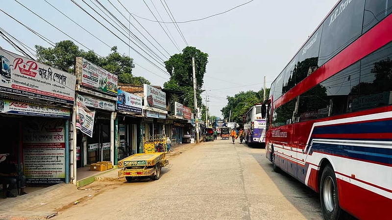 চাঁপাইনবাবগঞ্জে বাস বন্ধ, ঢাকামুখী যাত্রীরা বিপাকে