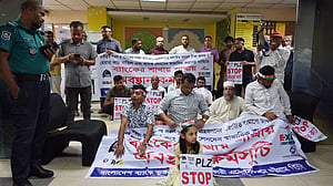 চট্টগ্রামে একীভূত ৫ ব্যাংকের সামনে আমানতকারীদের বিক্ষোভ
