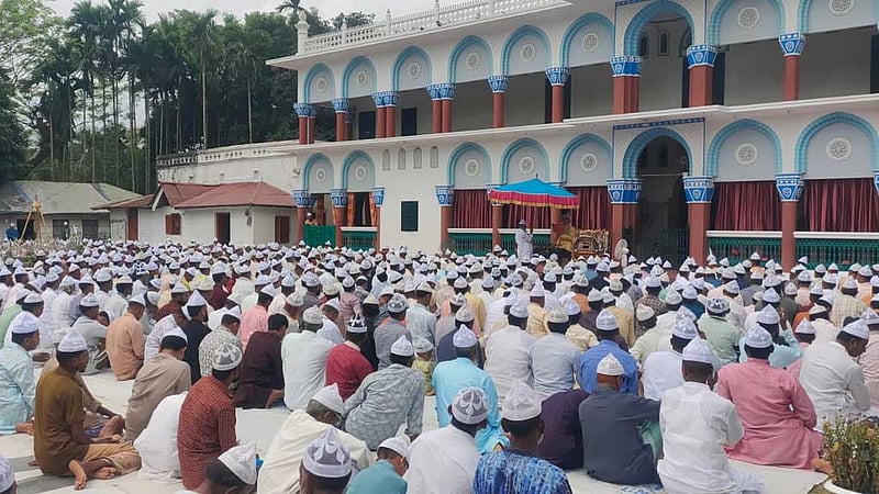 আরবের সঙ্গে মিল রেখে চট্টগ্রামের কয়েক এলাকায় ঈদ উদযাপন