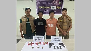 চট্টগ্রামে ‘বড় সাজ্জাদের’ দুই অনুসারী পিস্তল ও গুলিসহ গ্রেপ্তার