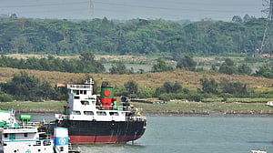 চট্টগ্রামে ঝড়ে নৌকা উল্টে নারী নিখোঁজ, গাছের ডাল পড়ে নিহত ১
