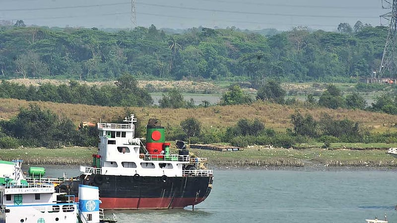 চট্টগ্রামে ঝড়ে নৌকা উল্টে নারী নিখোঁজ, গাছের ডাল পড়ে নিহত ১