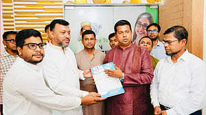 বিলের জন্য হাসপাতালে আটকা, জেলা প্রশাসনের সহায়তায় বাড়ি ফিরল হাম থেকে সেরে ওঠা জয়া
