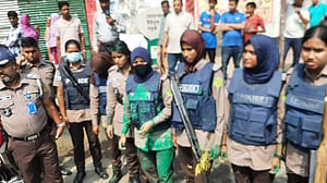 চট্টগ্রামে নিষেধাজ্ঞার মধ্যে গ্রাফিতি আঁকার চেষ্টা, শিক্ষার্থী-পুলিশ ধস্তাধস্তি