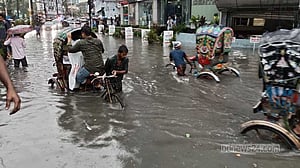 দেড় ঘণ্টার বৃষ্টিতে চট্টগ্রাম নগরীতে জলাবদ্ধতা