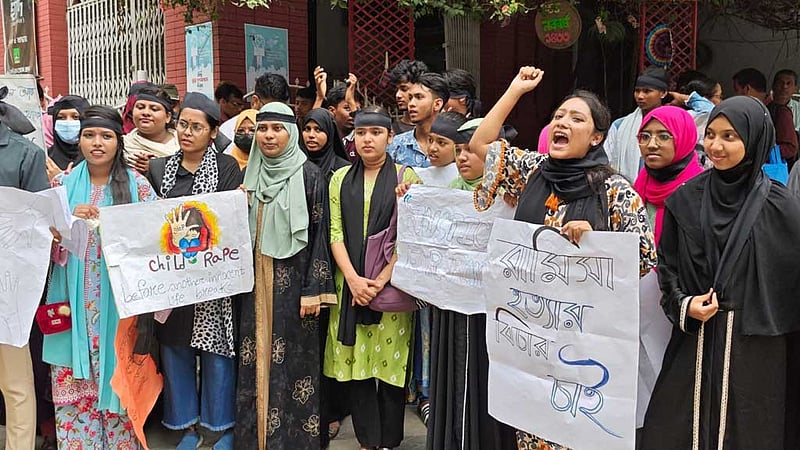 শিশু ধর্ষণের প্রতিবাদে চট্টগ্রামে মানববন্ধন, প্রধানমন্ত্রীকে স্মারকলিপি