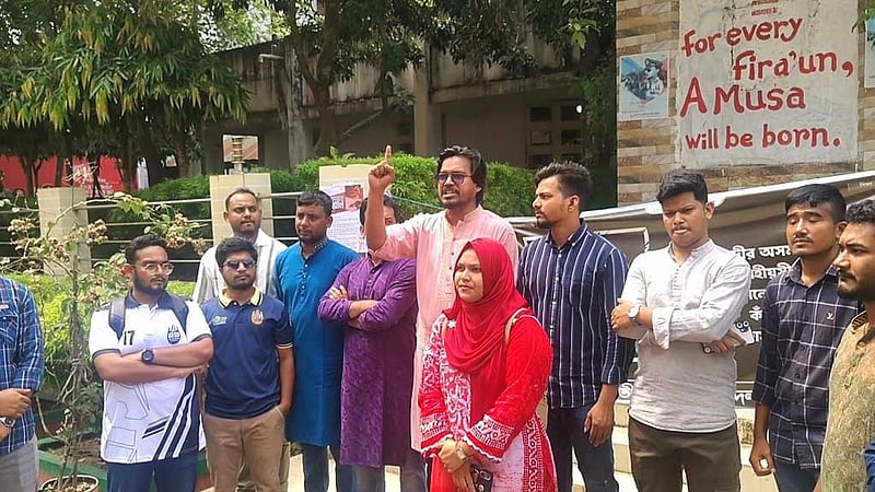চট্টগ্রাম বিশ্ববিদ্যালয়ের শাটল ট্রেনে ছাত্রলীগের পোস্টার, প্রতিবাদে ছাত্রদলের মিছিল