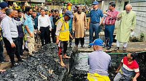 নর্দমা পরিষ্কার করার পরও প্লাস্টিক পলিথিন ফেললে জলাবদ্ধতা যাবে না: মেয়র শাহাদাত
