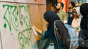 উত্তেজনার পর চট্টগ্রামে আলাদাভাবে ‘গ্রাফিতি’ আঁকল সিটি করপোরেশন ও ছাত্রশক্তি