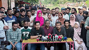 চট্টগ্রামে রাতে আবার ‘গ্রাফিতি’ আঁকার ঘোষণা এনসিপির, পুলিশের গণবিজ্ঞপ্তি প্রত্যাহার