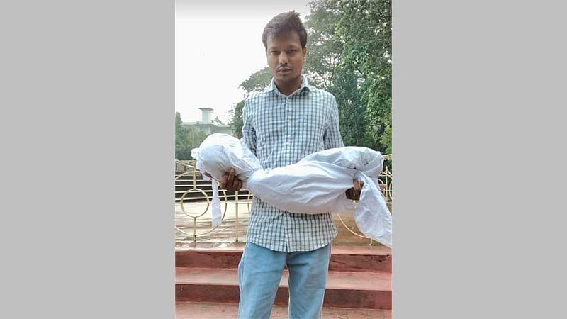 চবিতে শিশুর প্রতীকী মরদেহ হাতে ছাত্রলীগ নেতা