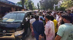 চবি সংলগ্ন দোকানপাটে ভোক্তা অধিদপ্তরের অভিযান, উত্তেজনা