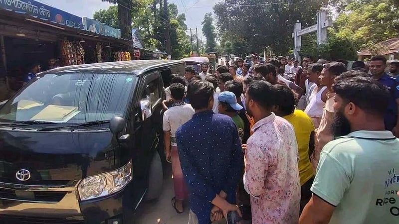 চবি সংলগ্ন দোকানপাটে ভোক্তা অধিদপ্তরের অভিযান, উত্তেজনা