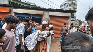 কুমিল্লায় মোটরসাইকেল থেকে ছিটকে পড়ে কভার্ড ভ্যানের চাপায় শিশুর মৃত্যু