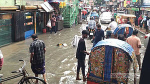 ‘বৃষ্টির দিনে বাইর হইলে চলবার আর উপায় পাই না’