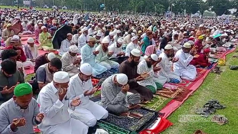 গোর-এ-শহীদ ময়দানে ঈদের জামাতে দেশের শান্তি ও সমৃদ্ধি কামনা