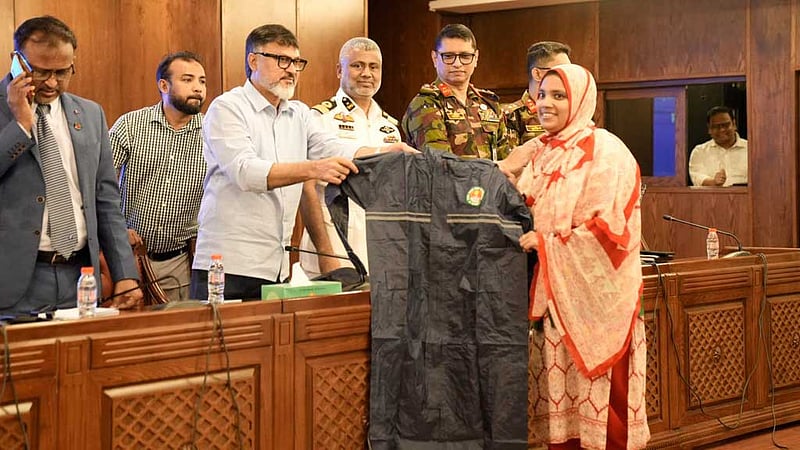 পরিচ্ছন্নতাকর্মীদের রেইনকোট দিল ডিএনসিসি