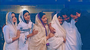 বাবার মৃত্যুর দৃশ্যে কাঁদছে দর্শক, আলোচনায় ‘এটা আমাদেরই গল্প’