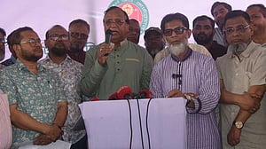 ফুটপাতে শৃঙ্খলা ফেরাতে হকারদের পুনর্বাসন করা হচ্ছে: ডিএসসিসি প্রশাসক