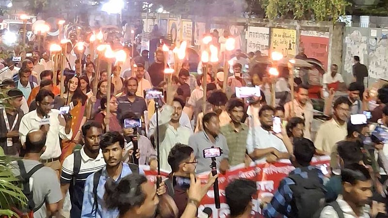 যুক্তরাষ্ট্রের সঙ্গে বাণিজ্য চুক্তি বাতিলের দাবি, গণতান্ত্রিক ছাত্র জোটের মশাল মিছিল